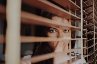 
		Young woman looks anxious
	